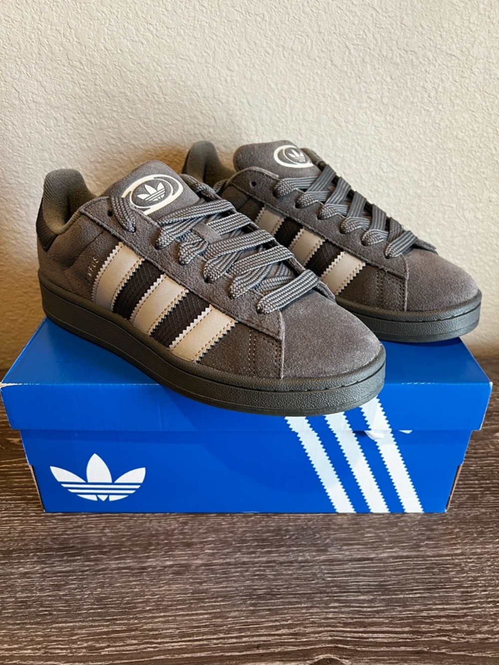 adidas Men’s sz 7 women’s 8.5 unisex Gray Suede Sneakers light grey Stripes